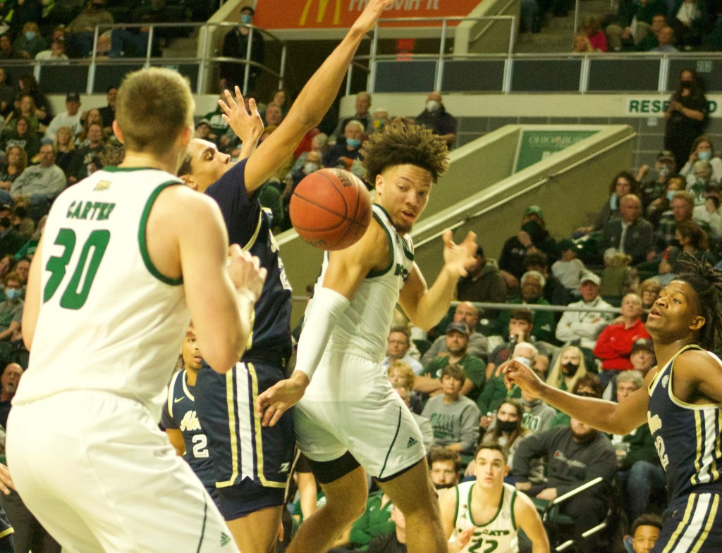 Mark Sears passes to Jason Carter